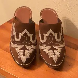 Beautiful Donald J. Pliner mules. Size 7.5